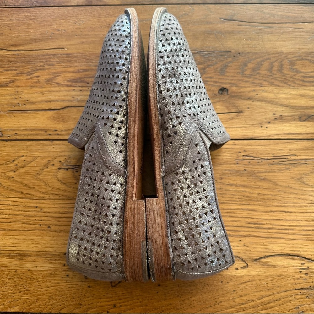 Trask Ali Perforated Leather Loafer Metallic Size 9.5 - Picture 3 of 9